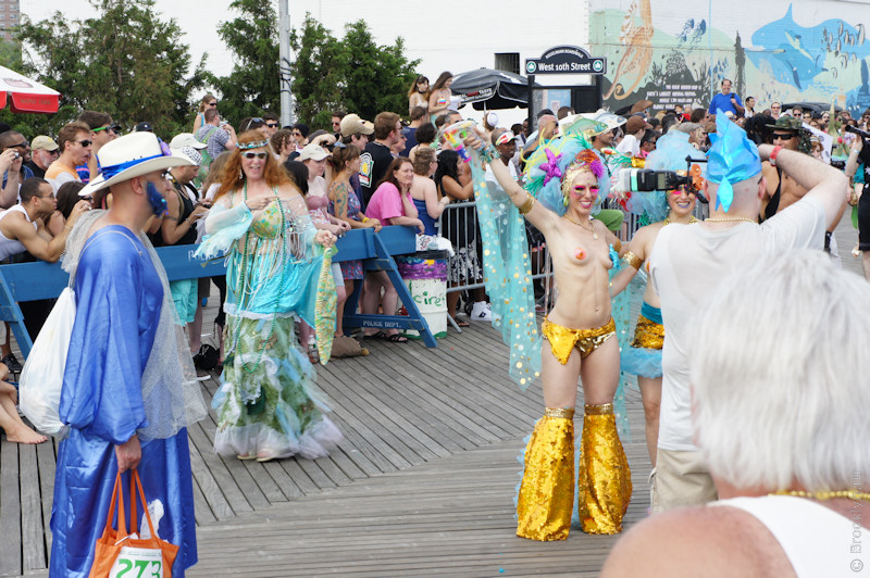Brooklyn Mermaid Parade, Coney Island - парад русалок на Coney Island